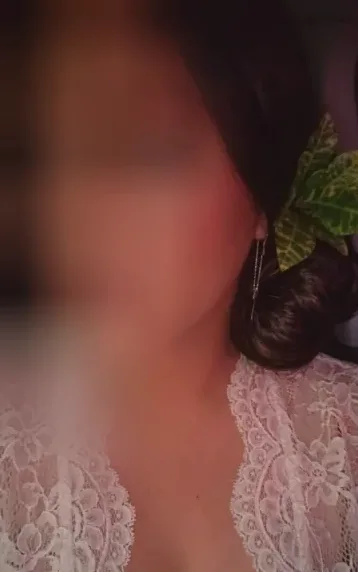 Manuela, 35